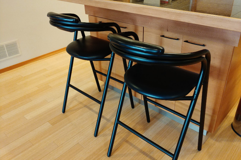 Corner table